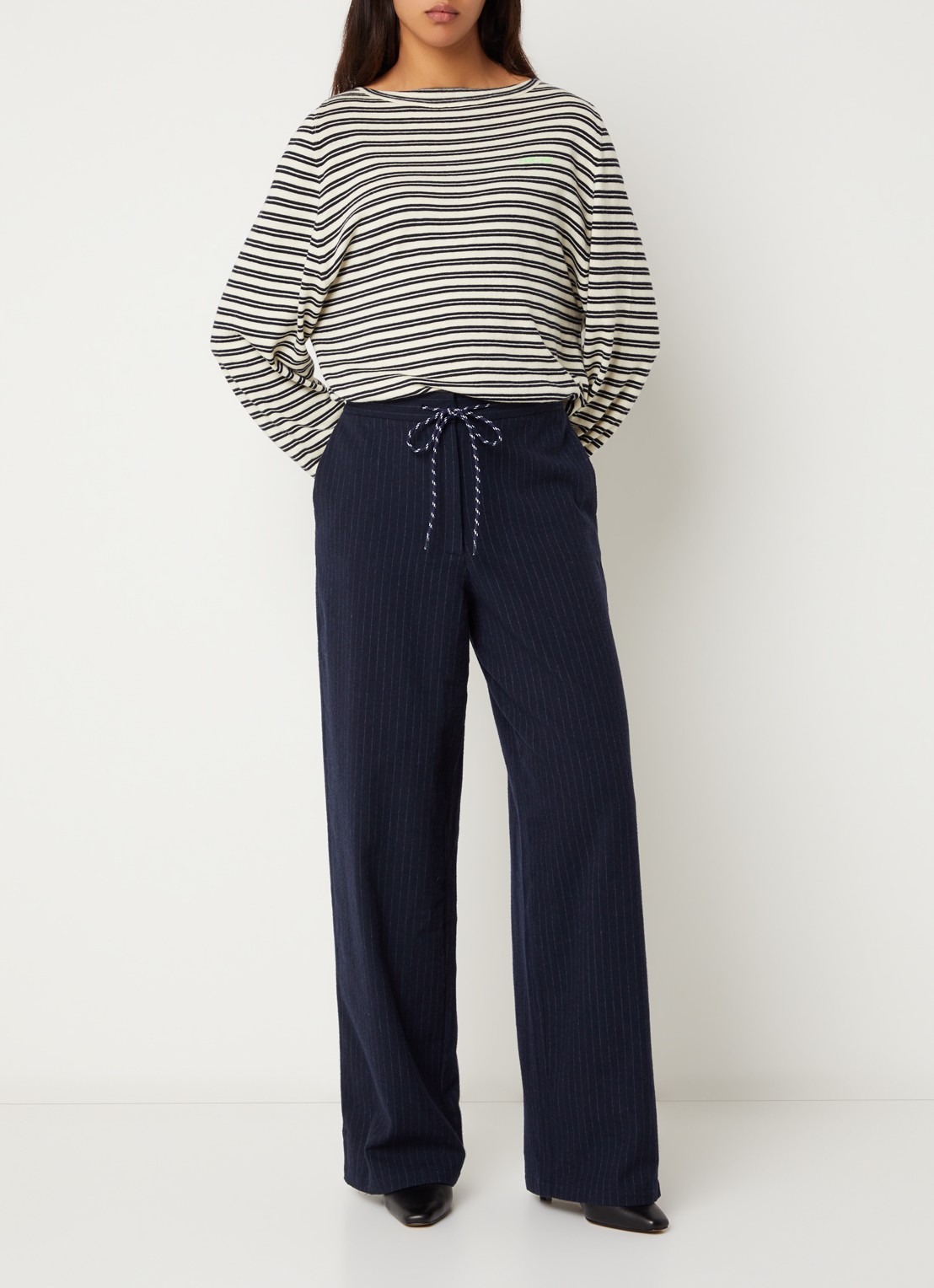 Bellerose Solene mid waist loose fit broek in wolblend met krijtstreep en steekzakken - voorkant 3 donkerblauw