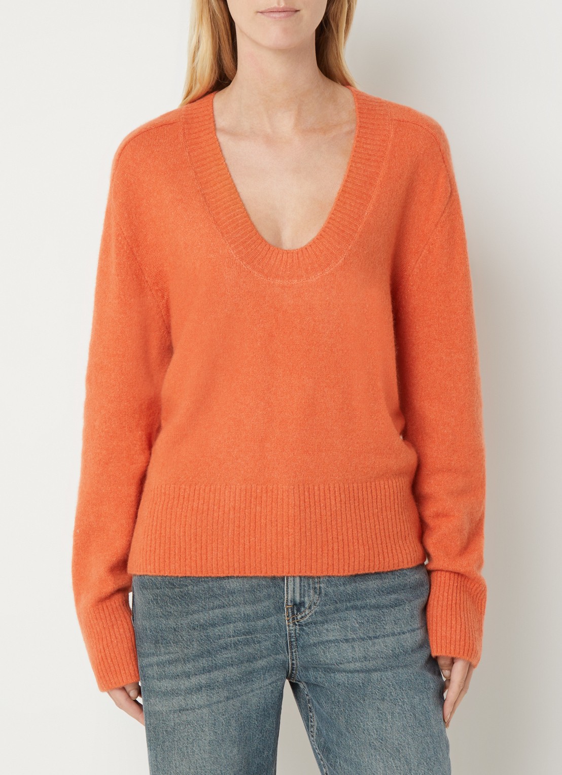 Benetton Fijngebreide pullover in wolblend met V-hals - detail 3 oranjerood