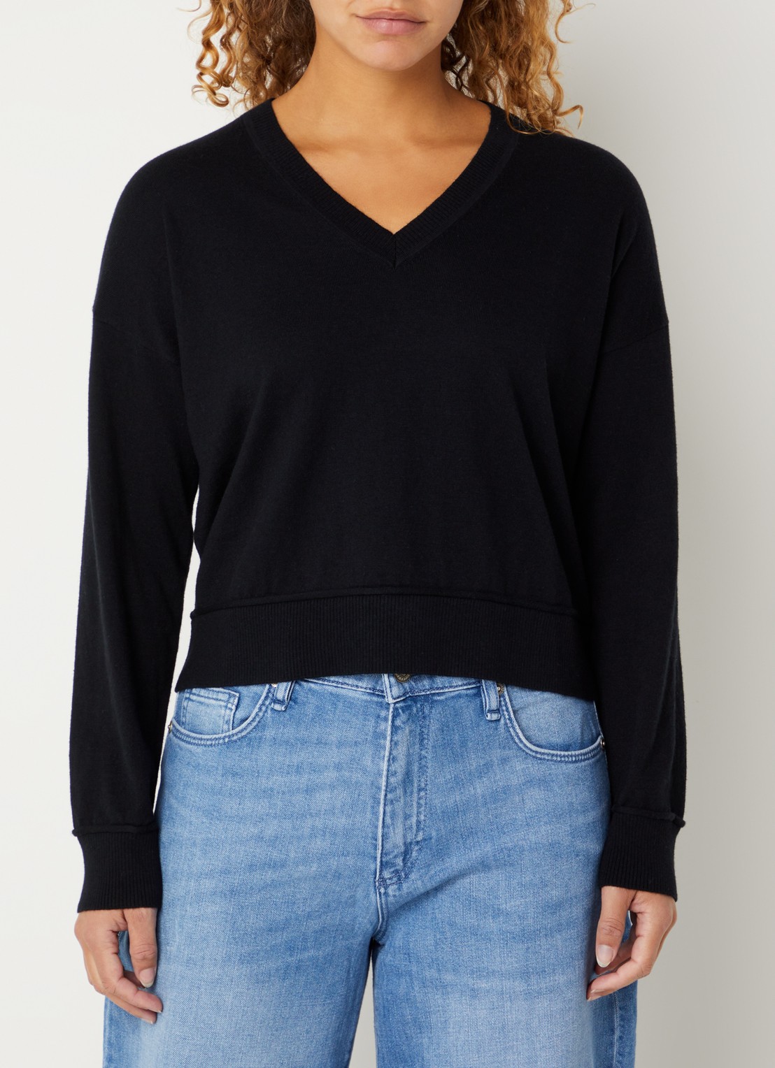 Benetton Fijngebreide pullover in wolblend met V-hals - detail 4 zwart