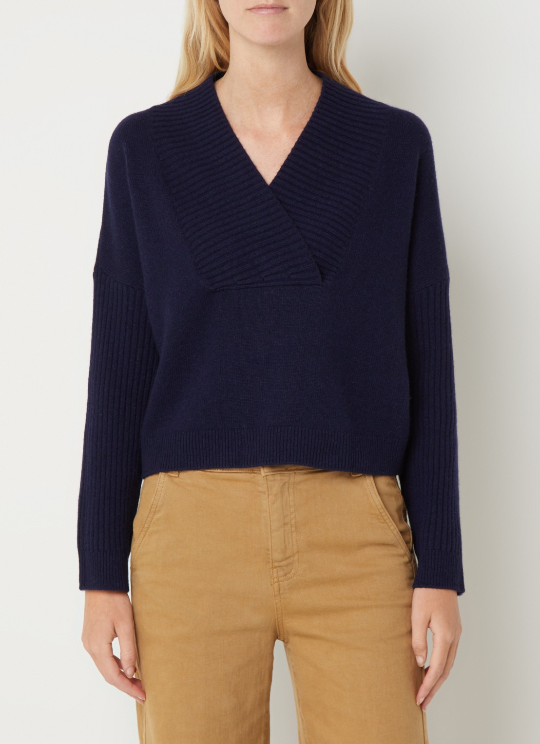 Benetton Fijngebreide pullover in wolblend met V-hals - detail 4 royalblauw