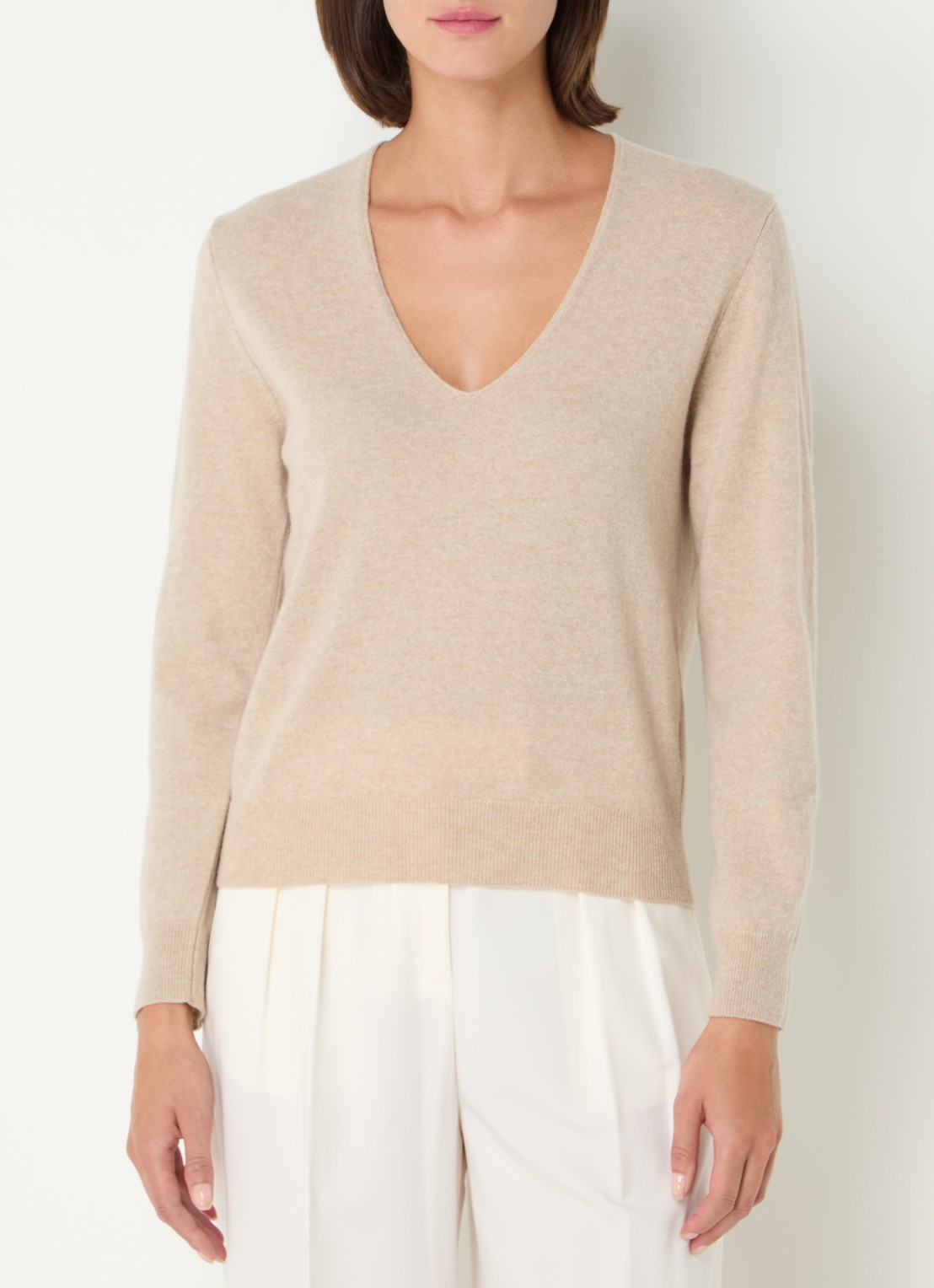 Benetton Fijngebreide pullover van scheerwol met V-hals - detail beige