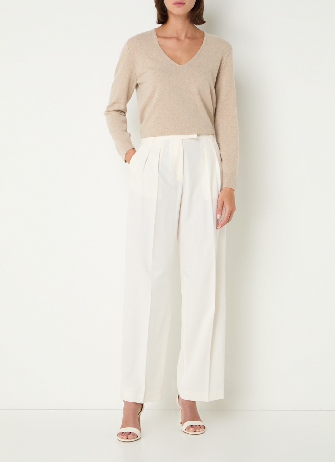Benetton Fijngebreide pullover van scheerwol met V-hals - voorkant 3 beige