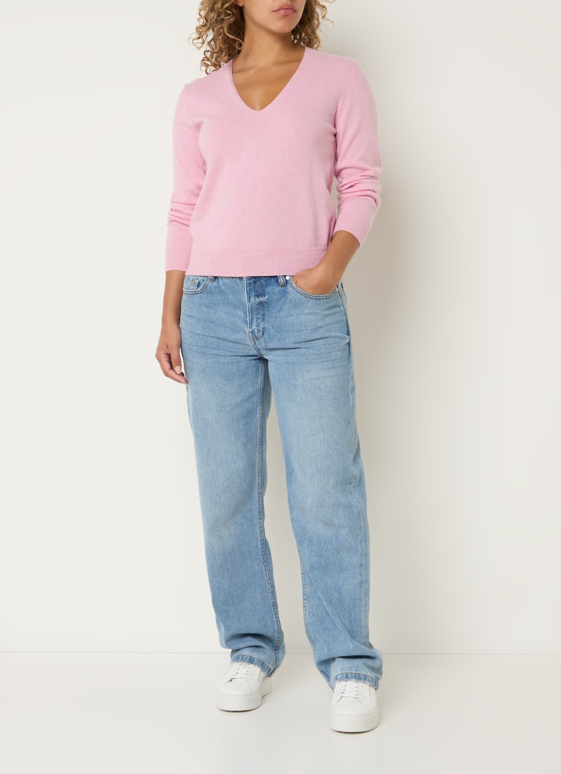 Benetton Fijngebreide pullover van scheerwol met V-hals - voorkant 4 lichtroze