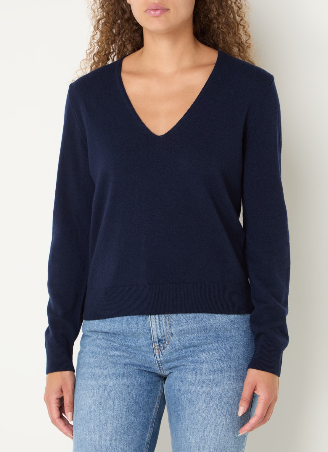 Benetton Fijngebreide pullover van scheerwol met V-hals - detail 4 blauw