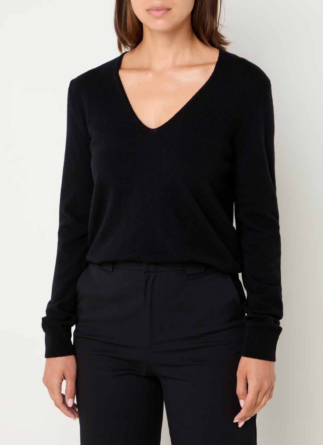 Benetton Fijngebreide pullover van scheerwol met V-hals - detail 4 zwart
