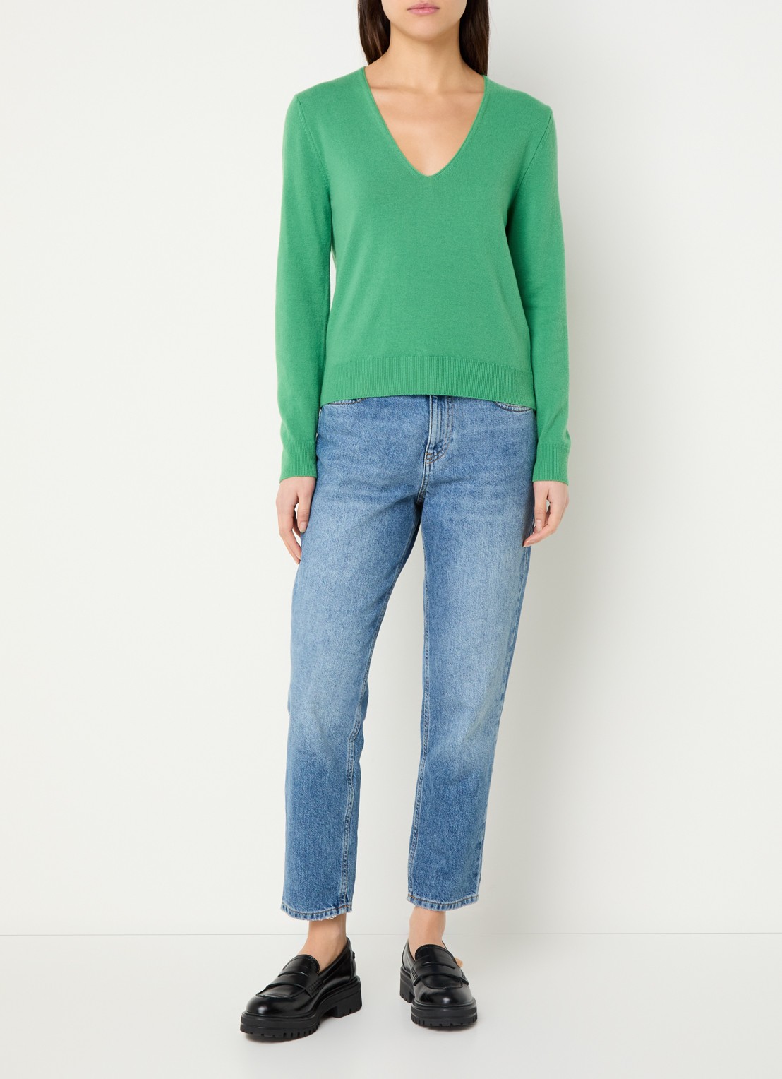 Benetton Fijngebreide pullover van scheerwol met V-hals - voorkant 2 groen
