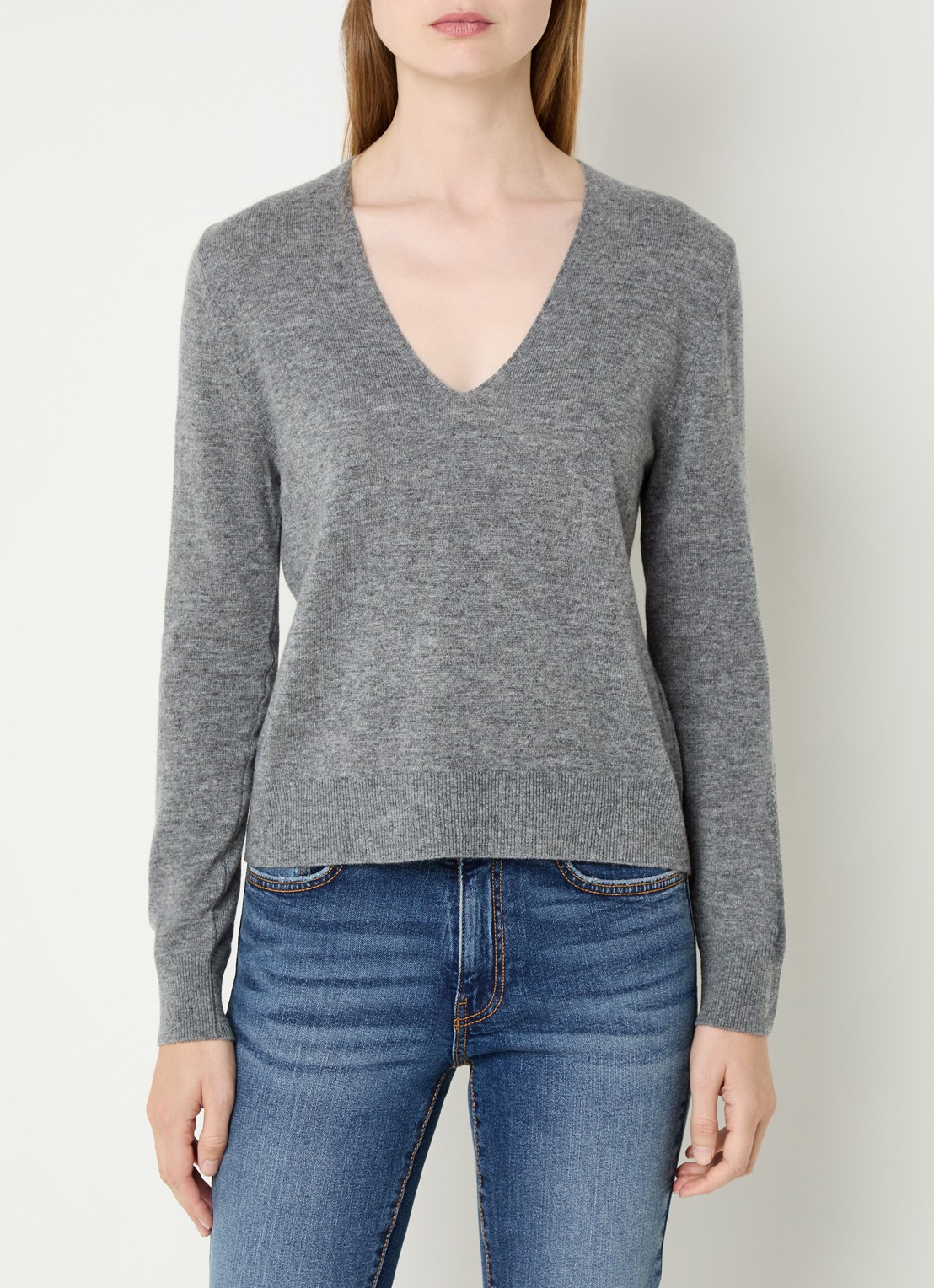 Benetton Fijngebreide pullover van scheerwol met V-hals - detail 4 middengrijs