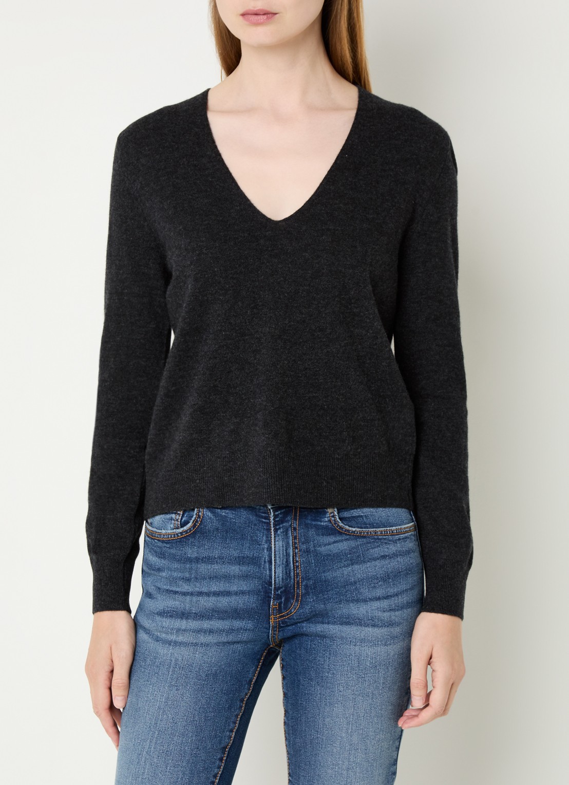 Benetton Fijngebreide pullover van scheerwol met V-hals - detail donkergrijs