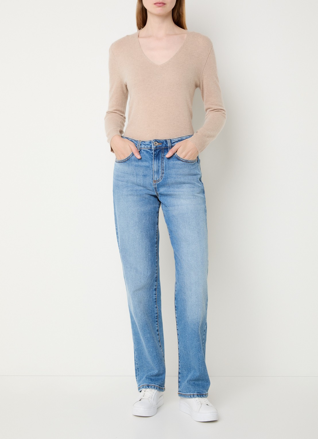 Benetton Fijngebreide pullover van scheerwol met V-hals - voorkant 2 camel