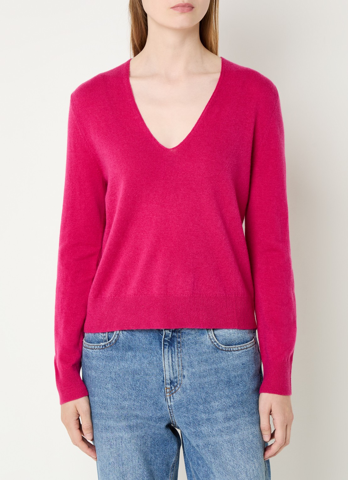 Benetton Fijngebreide pullover van scheerwol met V-hals - detail 4 fuchsia
