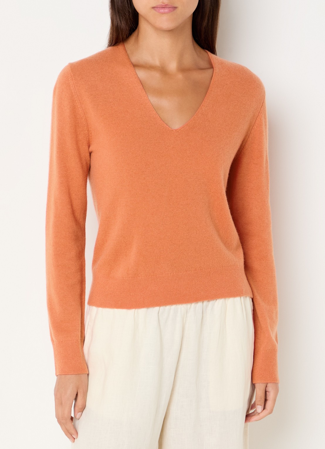 Benetton Fijngebreide pullover van scheerwol met V-hals - detail oranje
