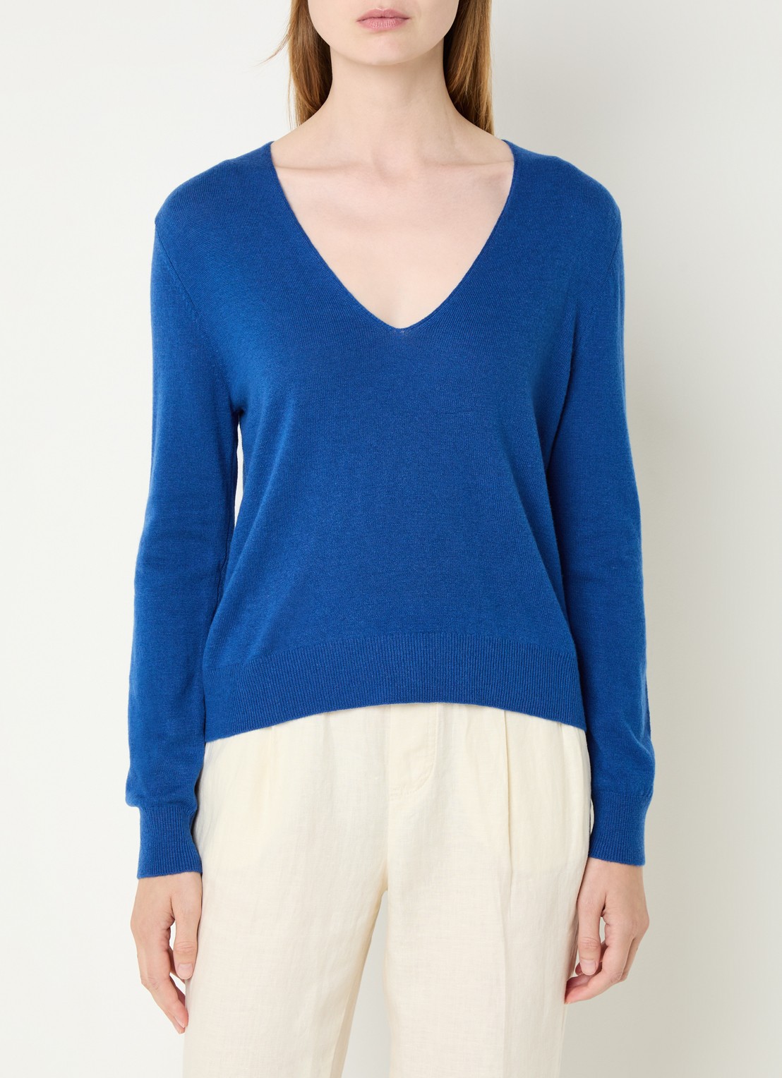 Benetton Fijngebreide pullover van scheerwol met V-hals - detail 3 kobaltblauw