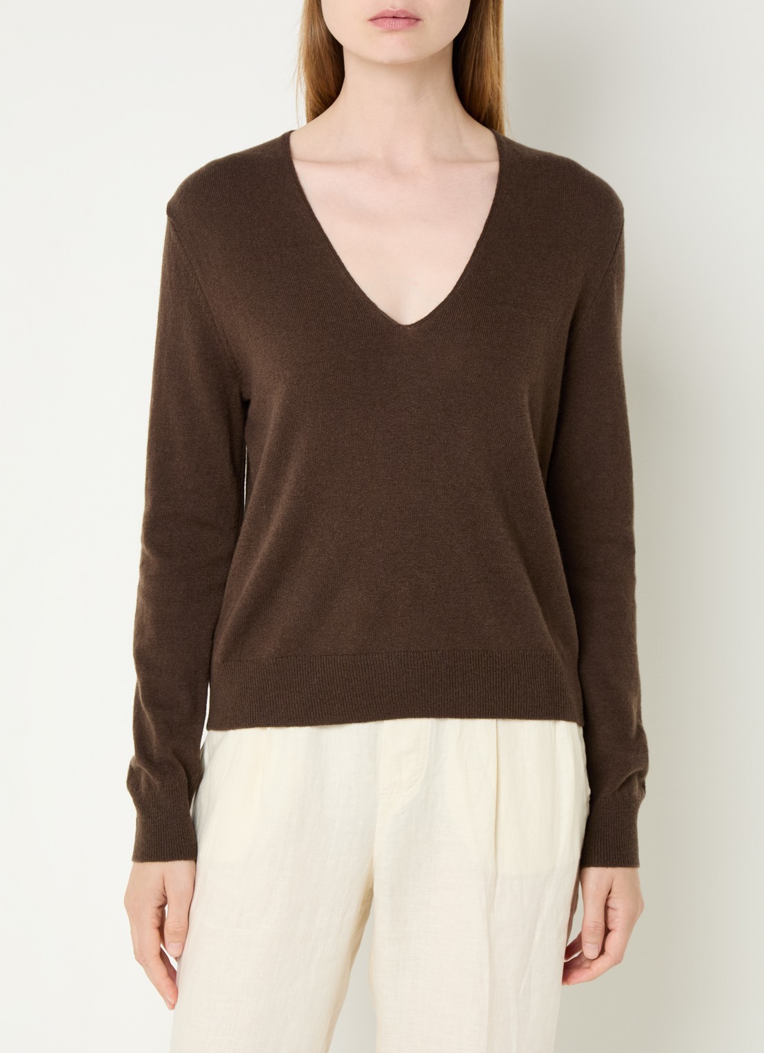Benetton Fijngebreide pullover van scheerwol met V-hals - detail bruin