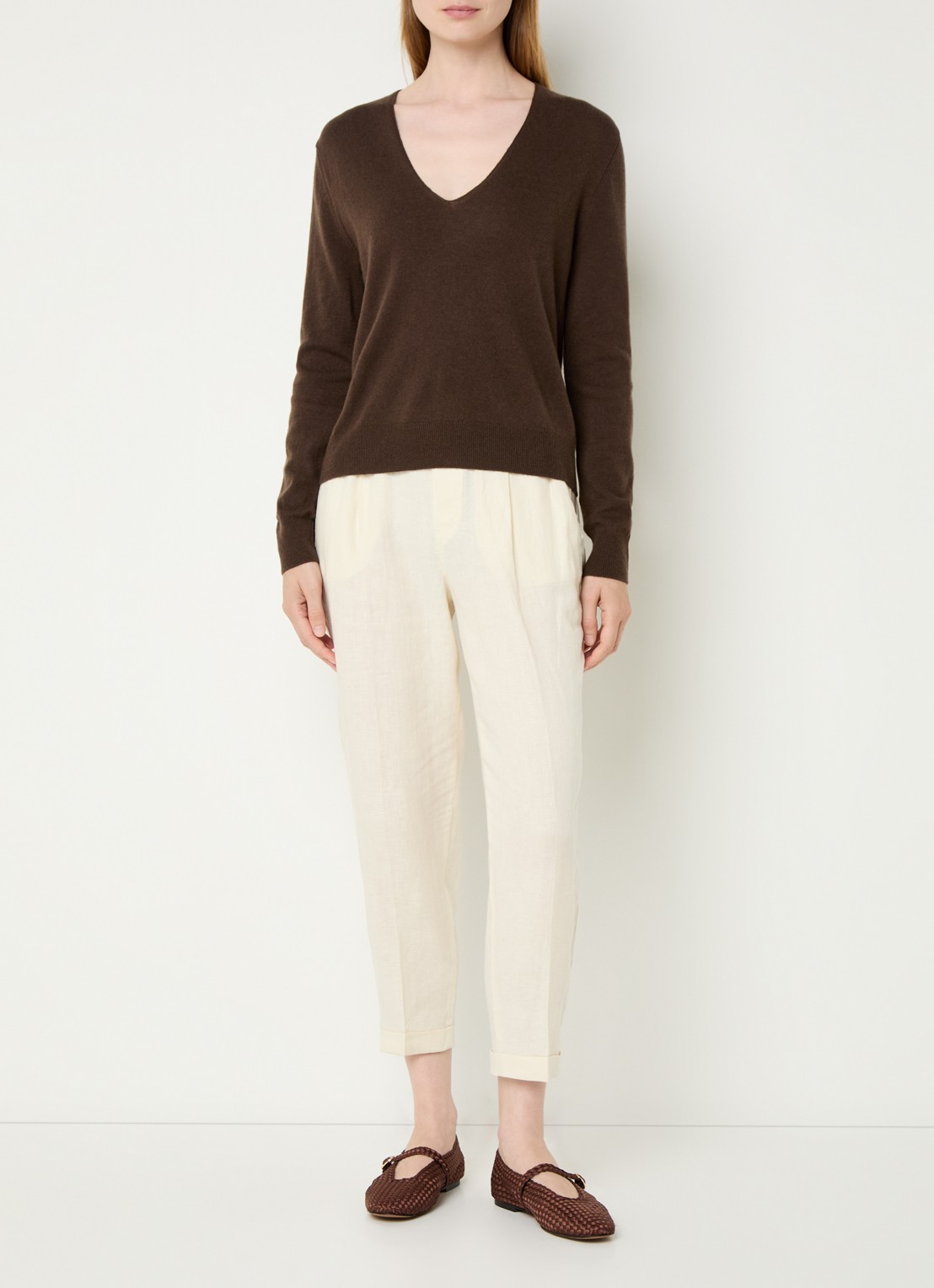 Benetton Fijngebreide pullover van scheerwol met V-hals - voorkant 3 bruin