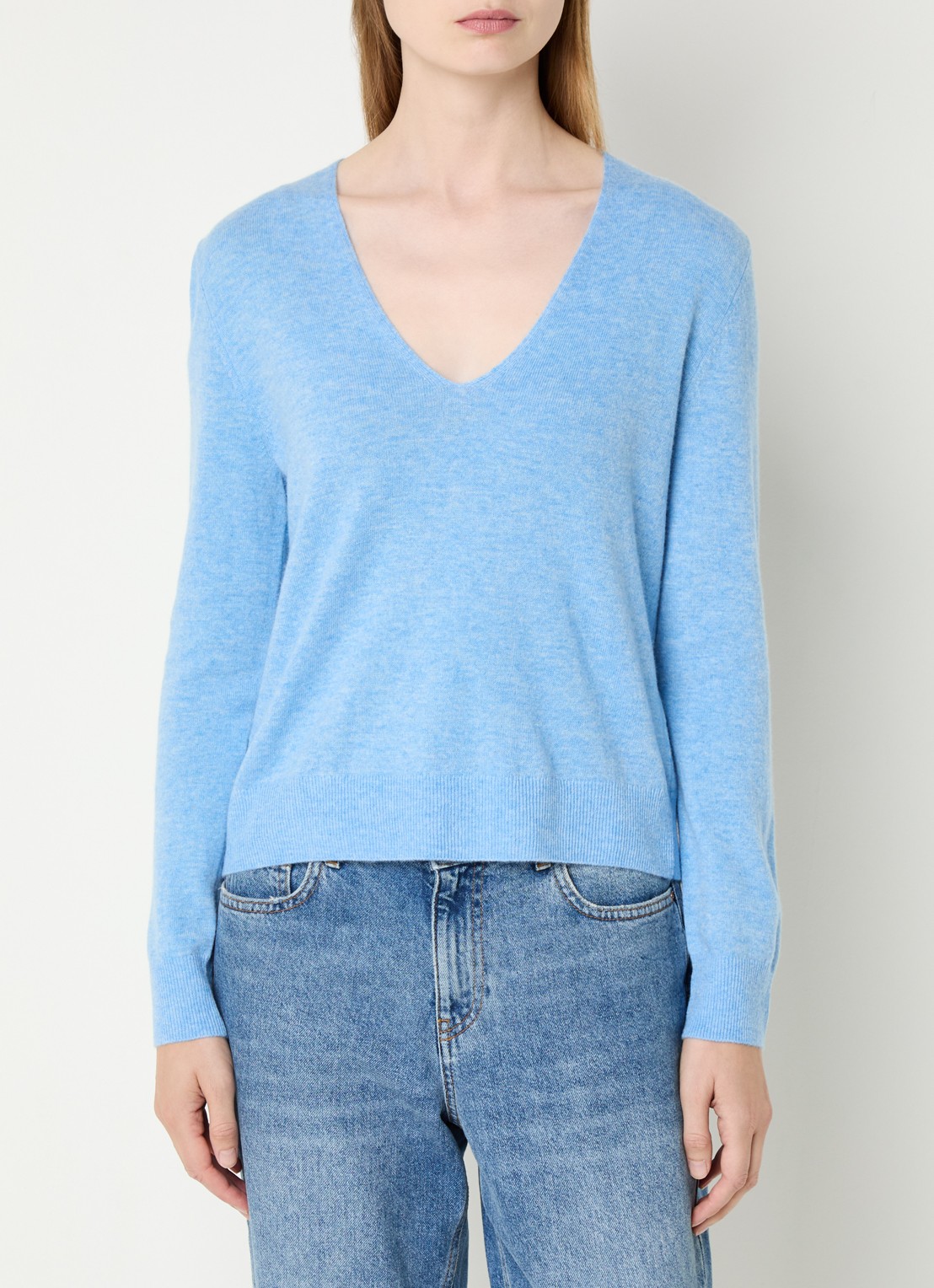 Benetton Fijngebreide pullover van scheerwol met V-hals - detail lichtblauw
