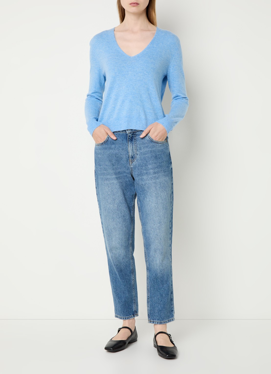 Benetton Fijngebreide pullover van scheerwol met V-hals - voorkant 3 lichtblauw