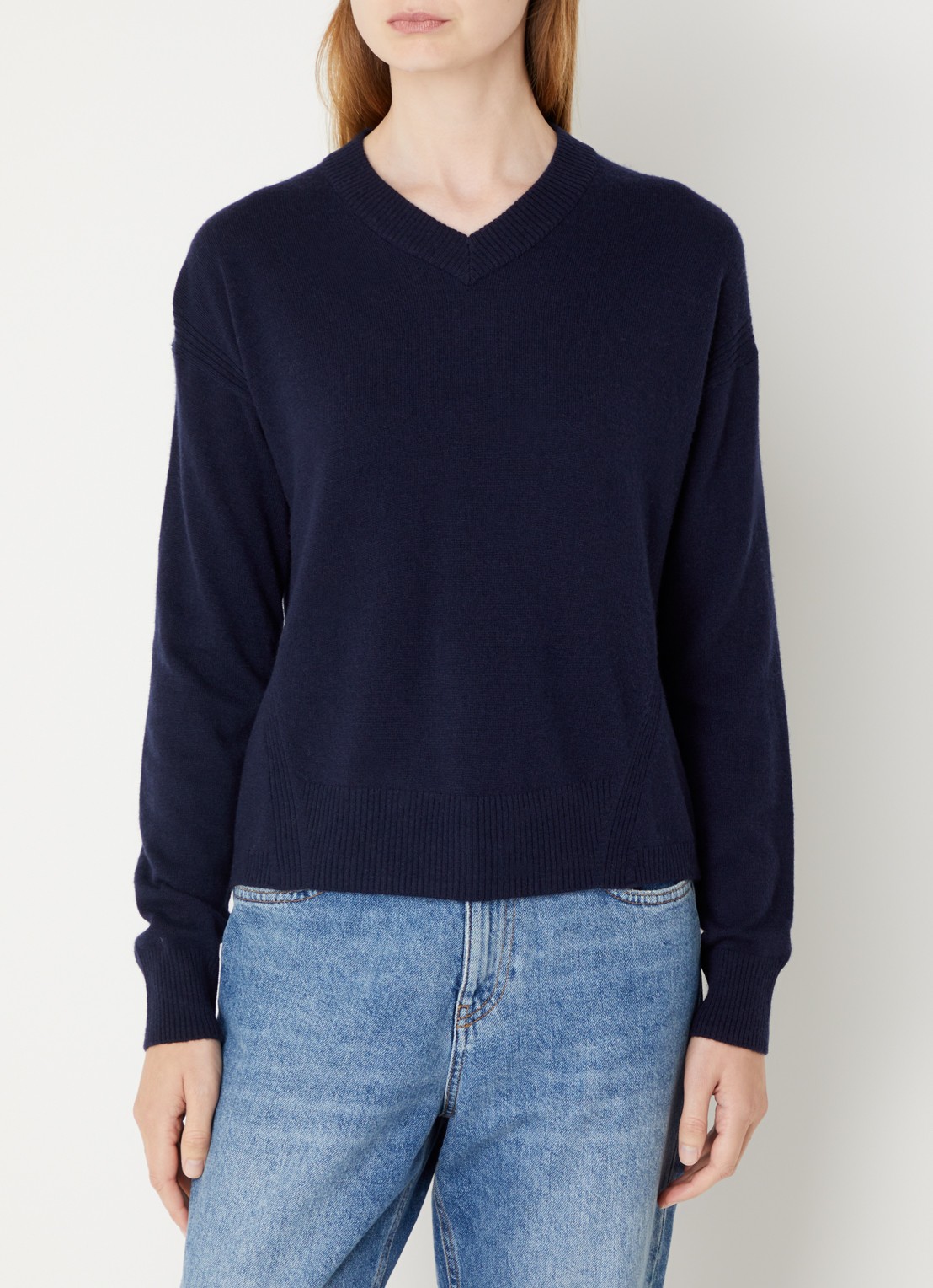 Benetton Fijngebreide trui in kasjmierblend met V-hals - detail donkerblauw