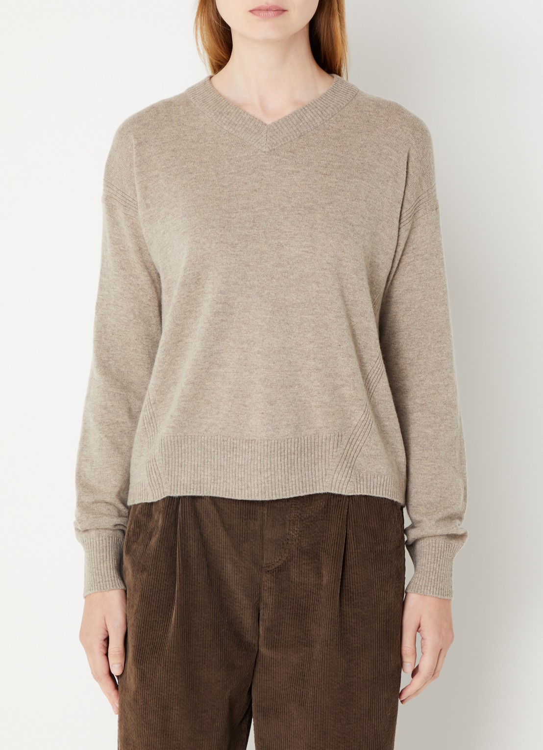 Benetton Fijngebreide trui in kasjmierblend met V-hals - detail 3 taupe