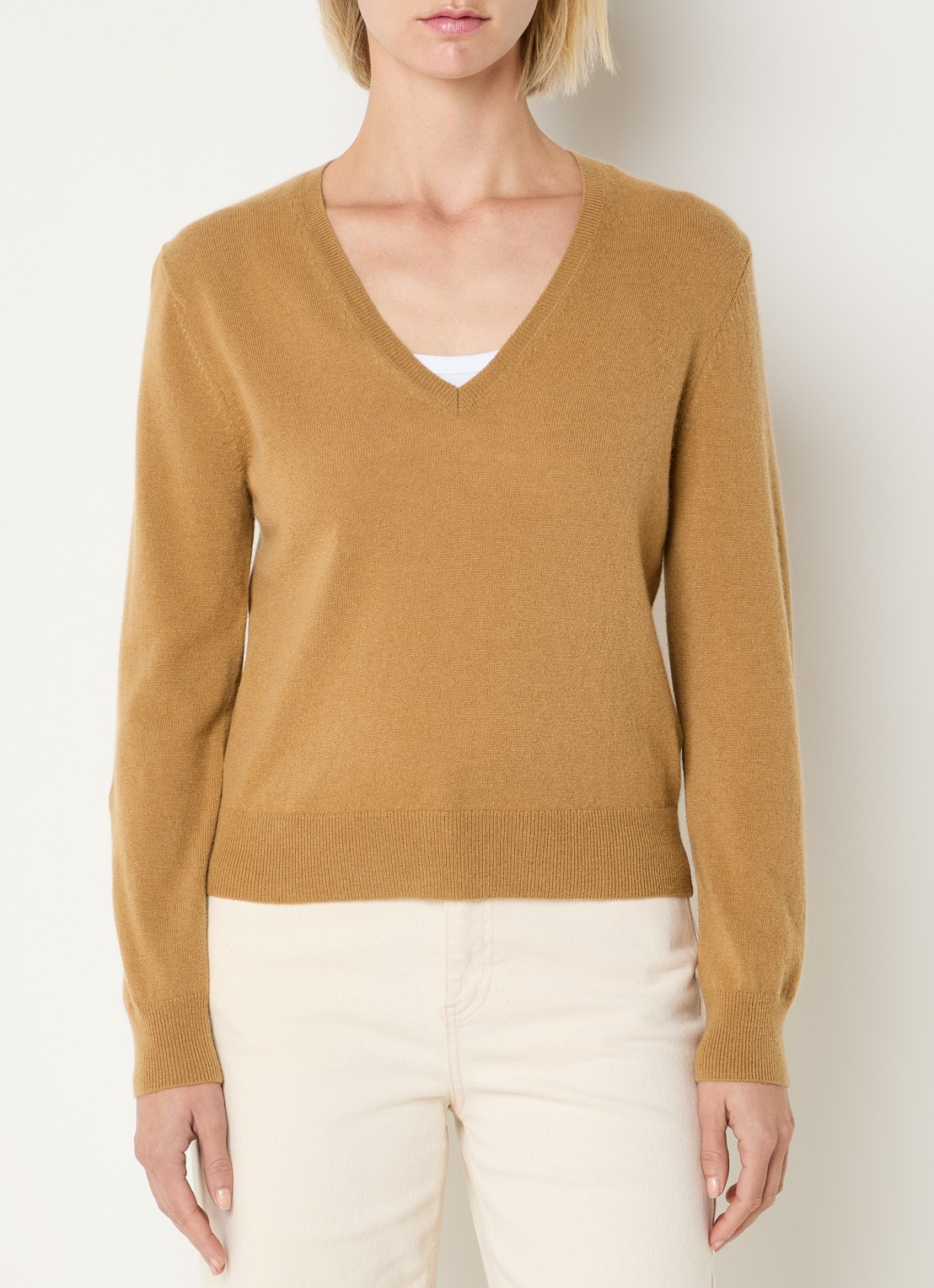 Benetton Fijngebreide trui van wol met V-hals - detail camel