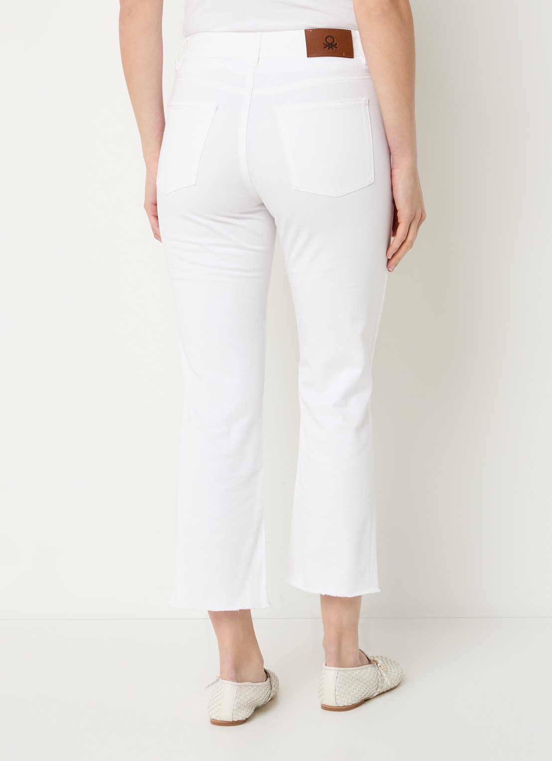 Benetton High waist cropped bootcut jeans met gekleurde wassing - achterkant gebroken wit