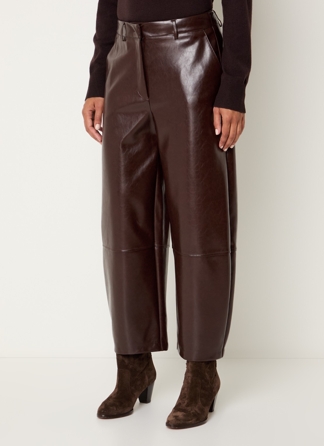 Benetton High waist cropped tapered fit broek van imitatieleer - detail chocoladebruin