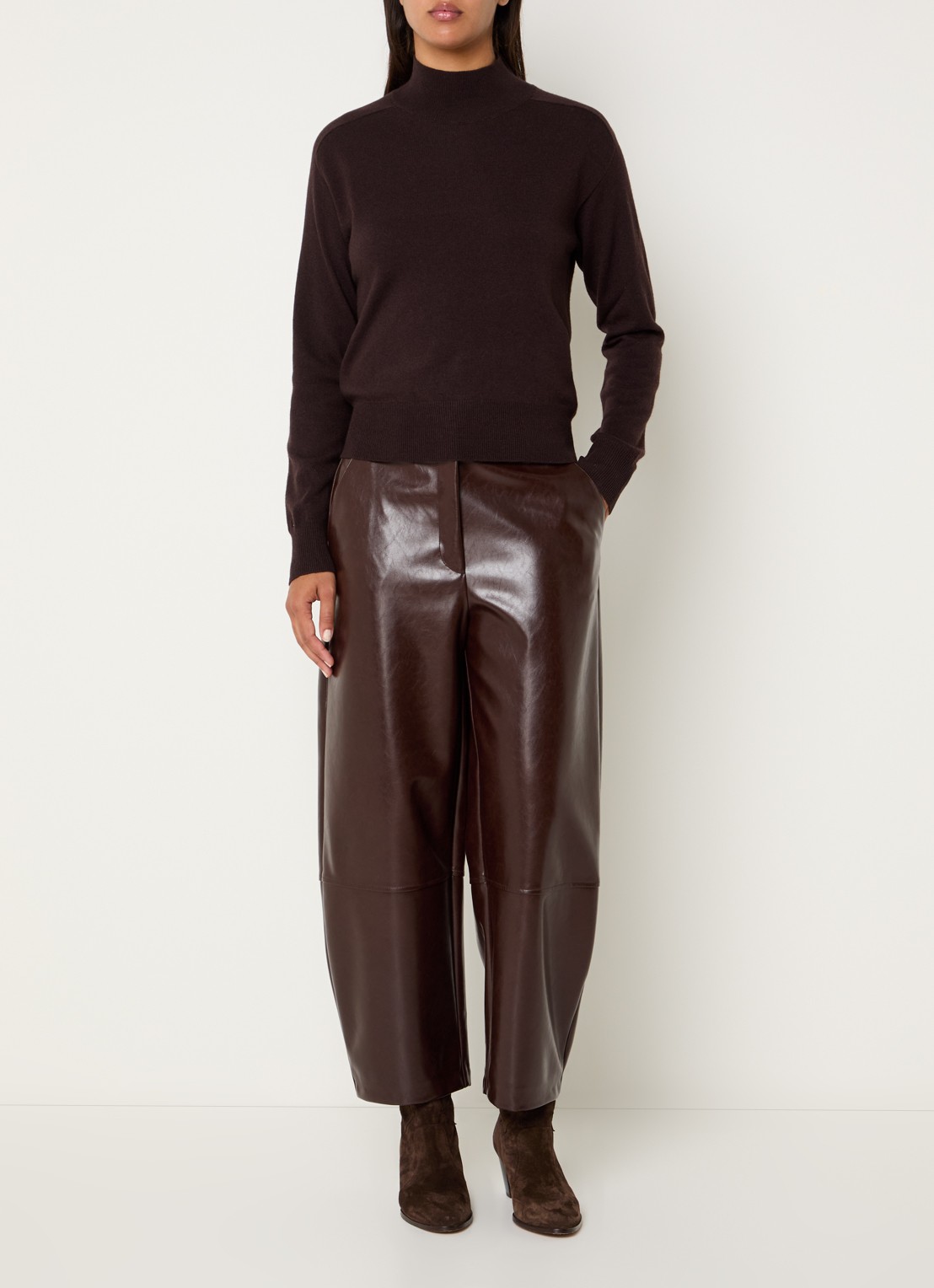 Benetton High waist cropped tapered fit broek van imitatieleer - voorkant 4 chocoladebruin