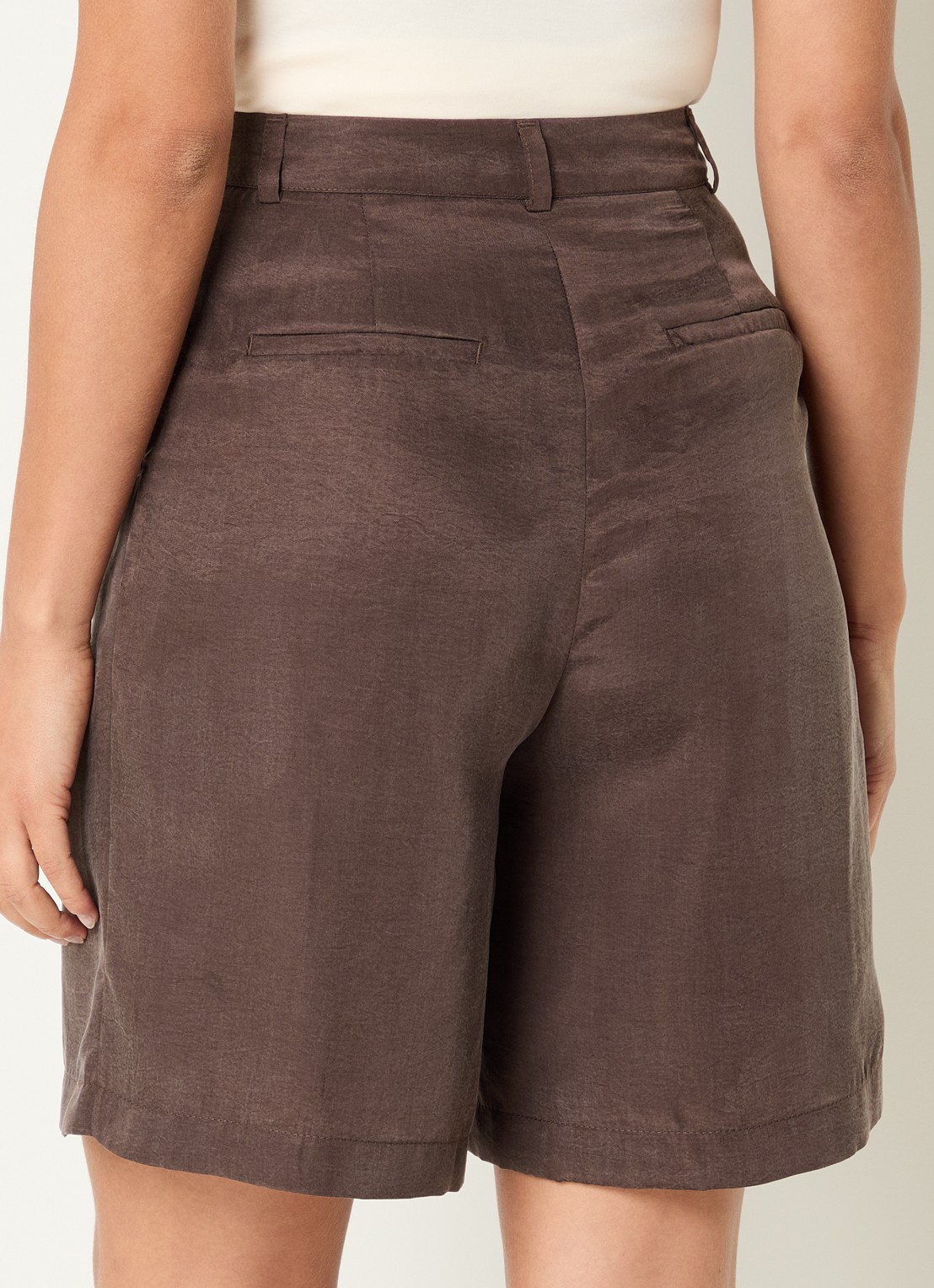 Benetton High waist loose fit korte pantalon met glanzende finish - achterkant 3 kastanjebruin