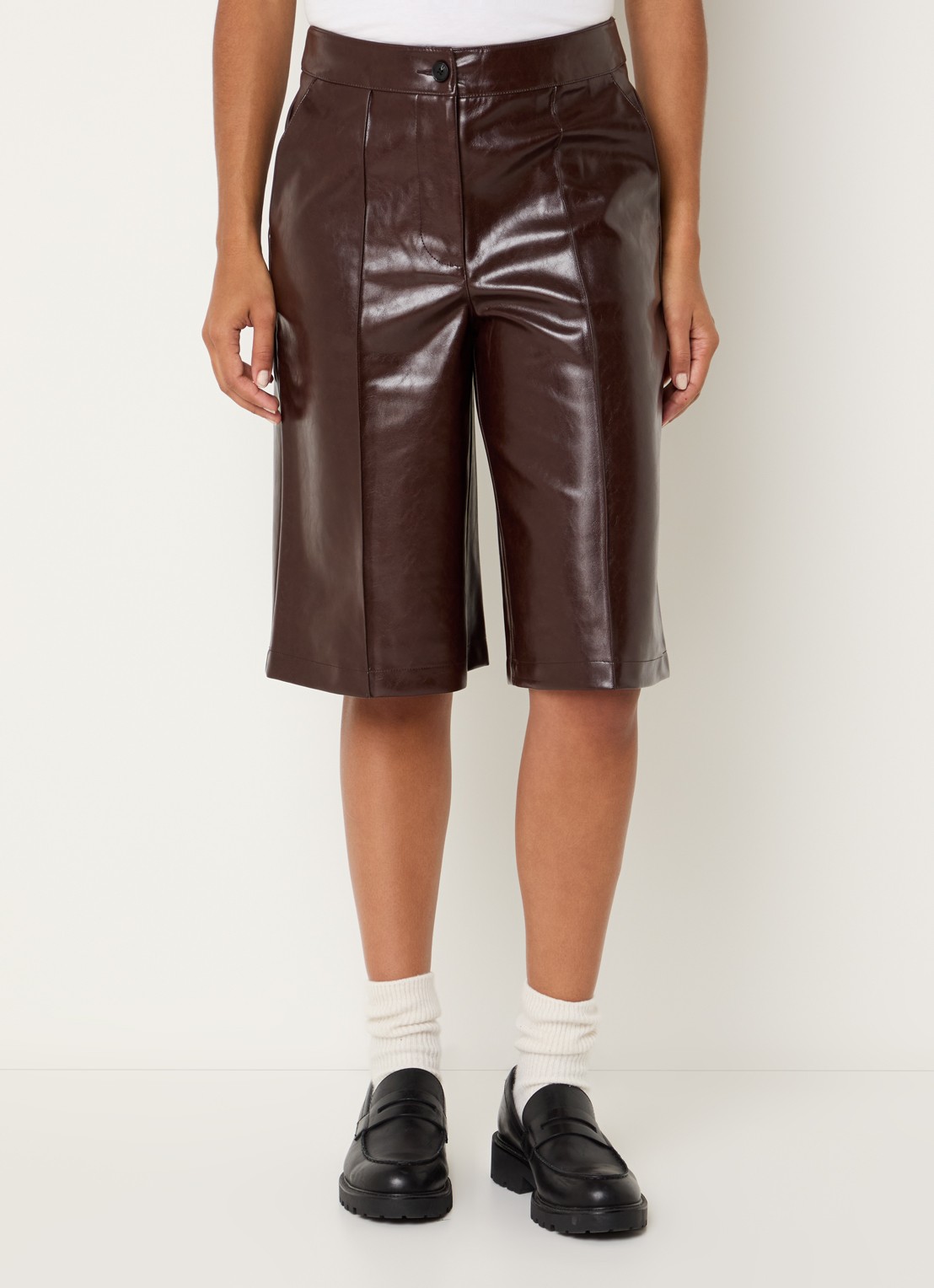 Benetton High waist straight fit korte broek van imitatieleer - detail roodbruin