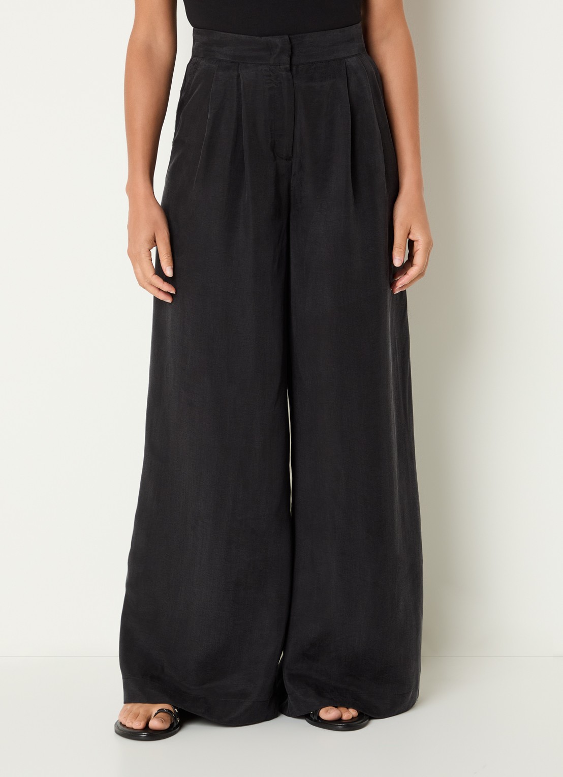 Benetton High waist wide fit pantalon met glanzende finish - detail zwart