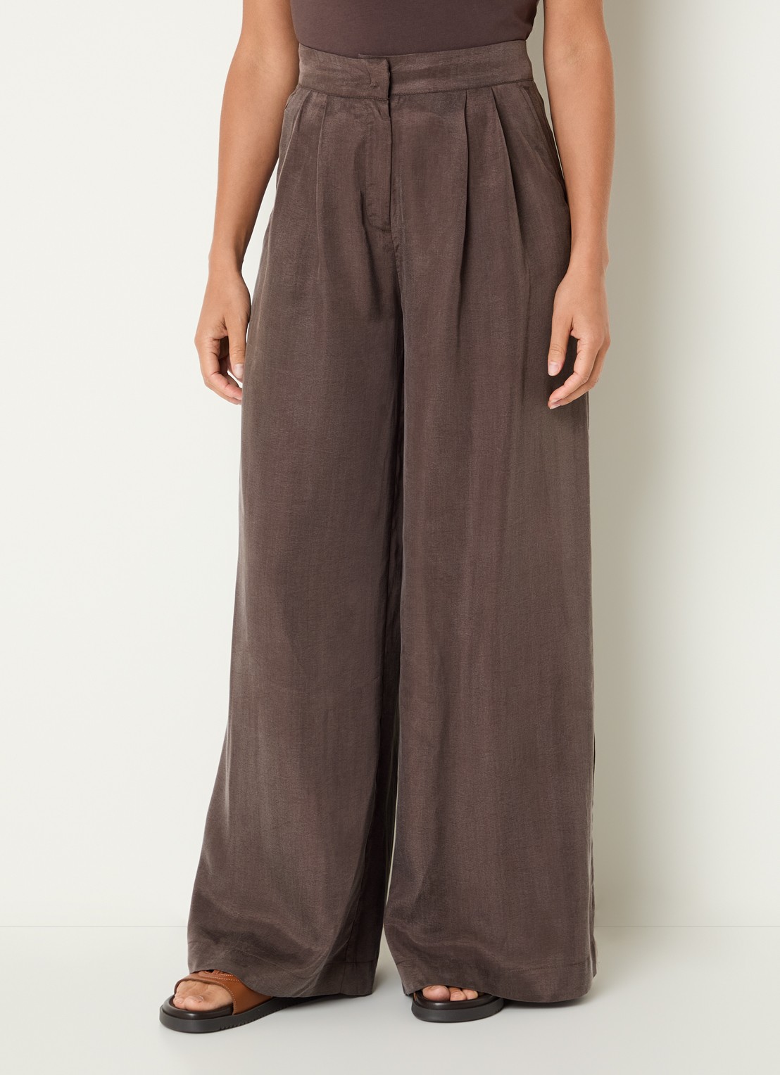 Benetton High waist wide fit pantalon met glanzende finish - detail 4 kastanjebruin