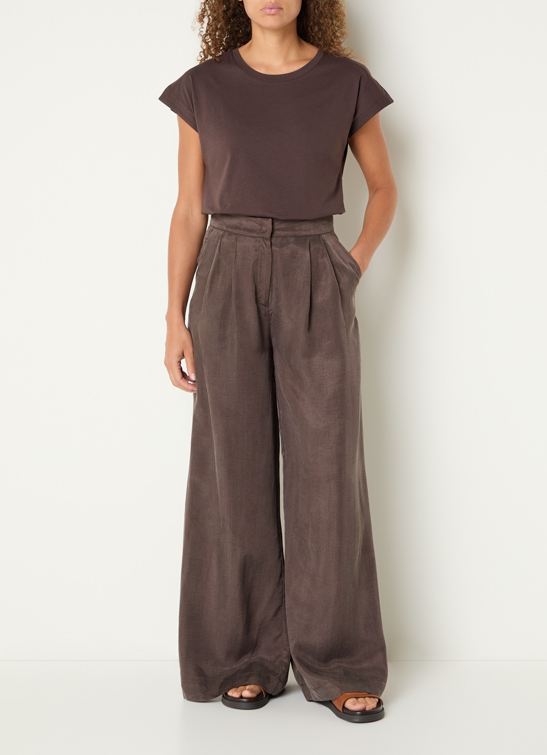 Benetton High waist wide fit pantalon met glanzende finish - voorkant 2 kastanjebruin