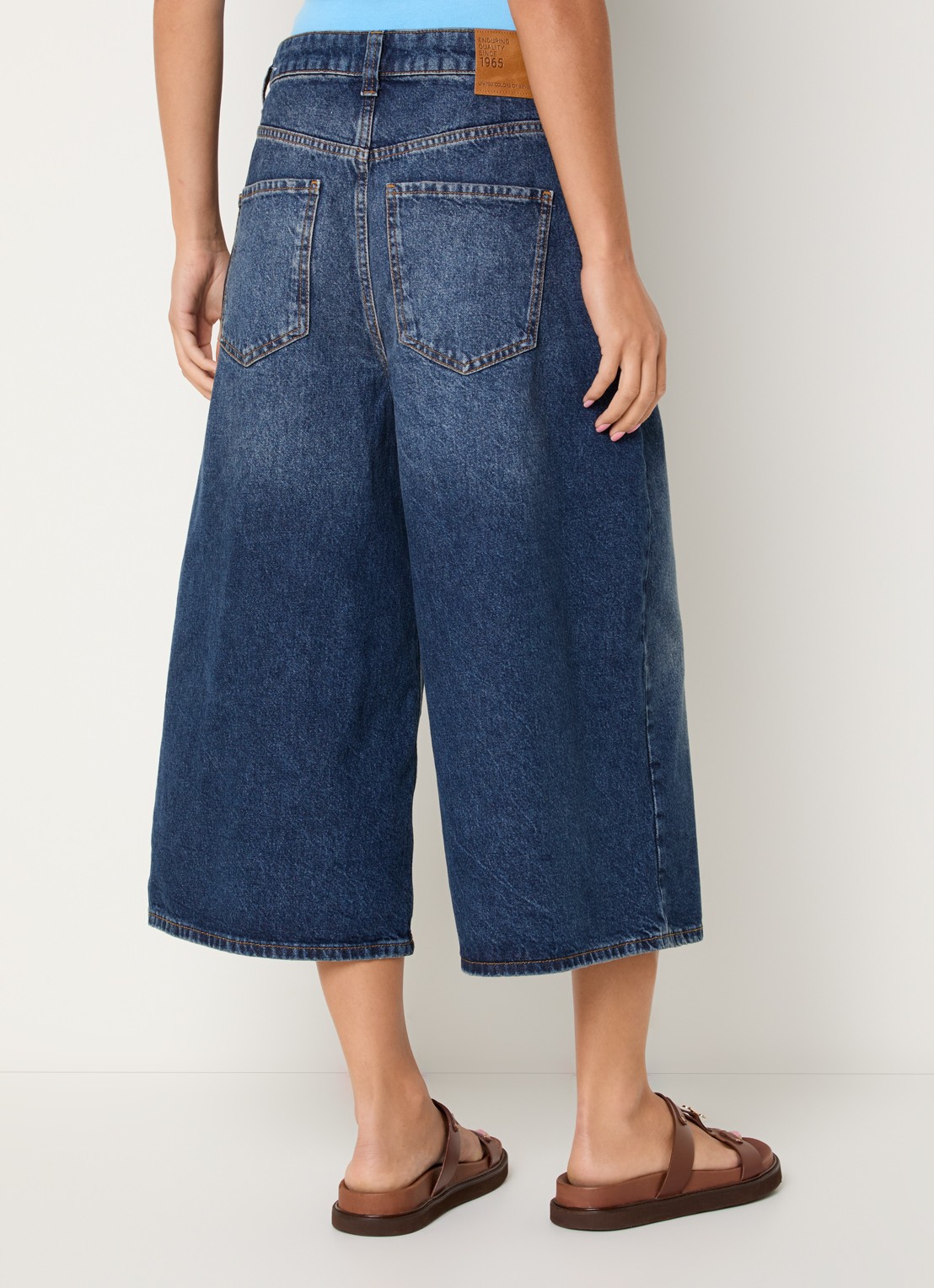 Benetton Low waist wide leg jeans met donkere wassing en opgestikte zakken - achterkant jeans