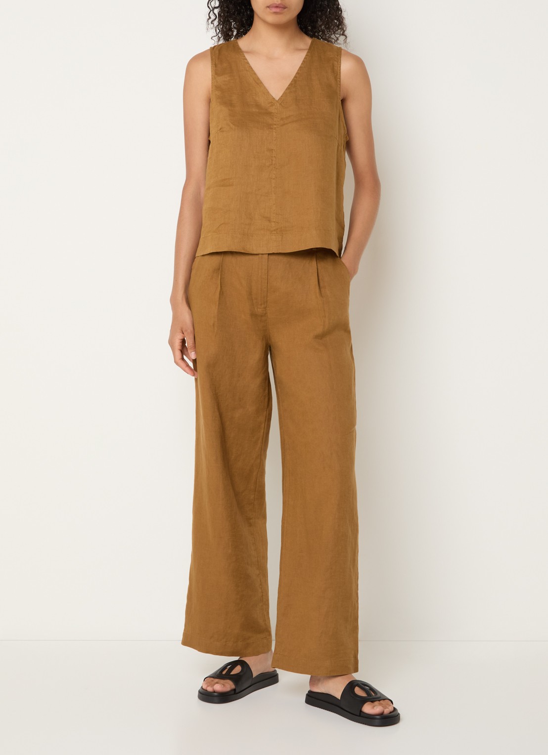 Benetton Mouwloze top in linnenblend met V-hals - voorkant 2 camel