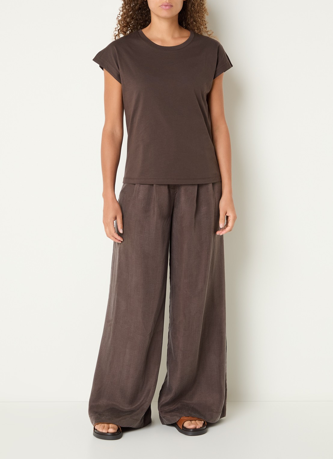 Benetton T-shirt met ronde hals en split - voorkant 2 lichtbruin