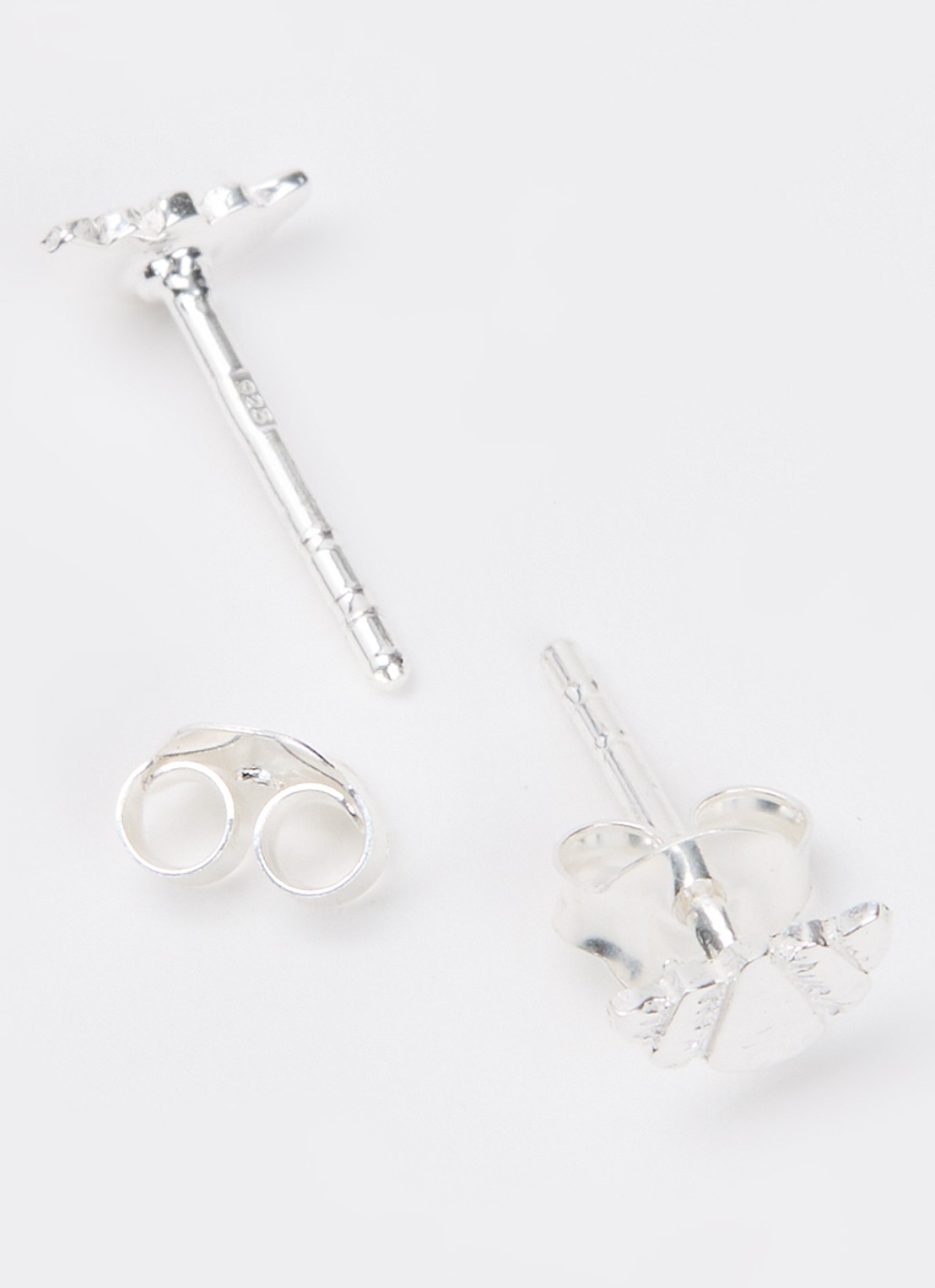 Bibi Camille Croissant oorknopjes - detail zilver