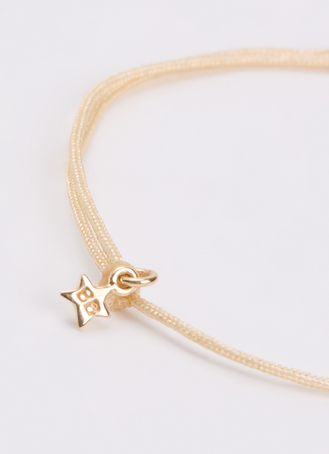 Bibi Camille Mini Butterfly armband met bedel - detail beige