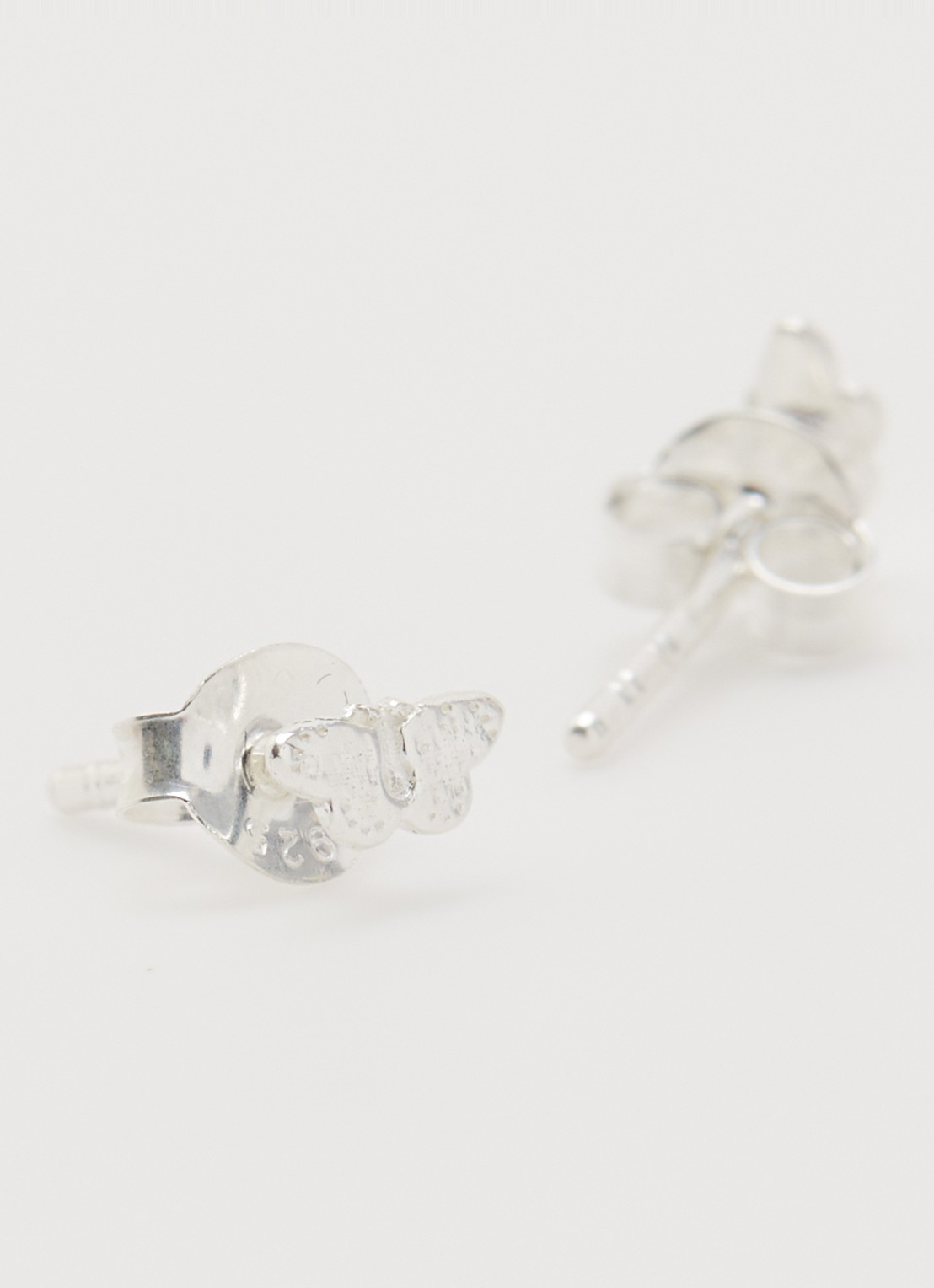 Bibi Camille Mini Butterfly oorknopjes van zilver - detail zilver