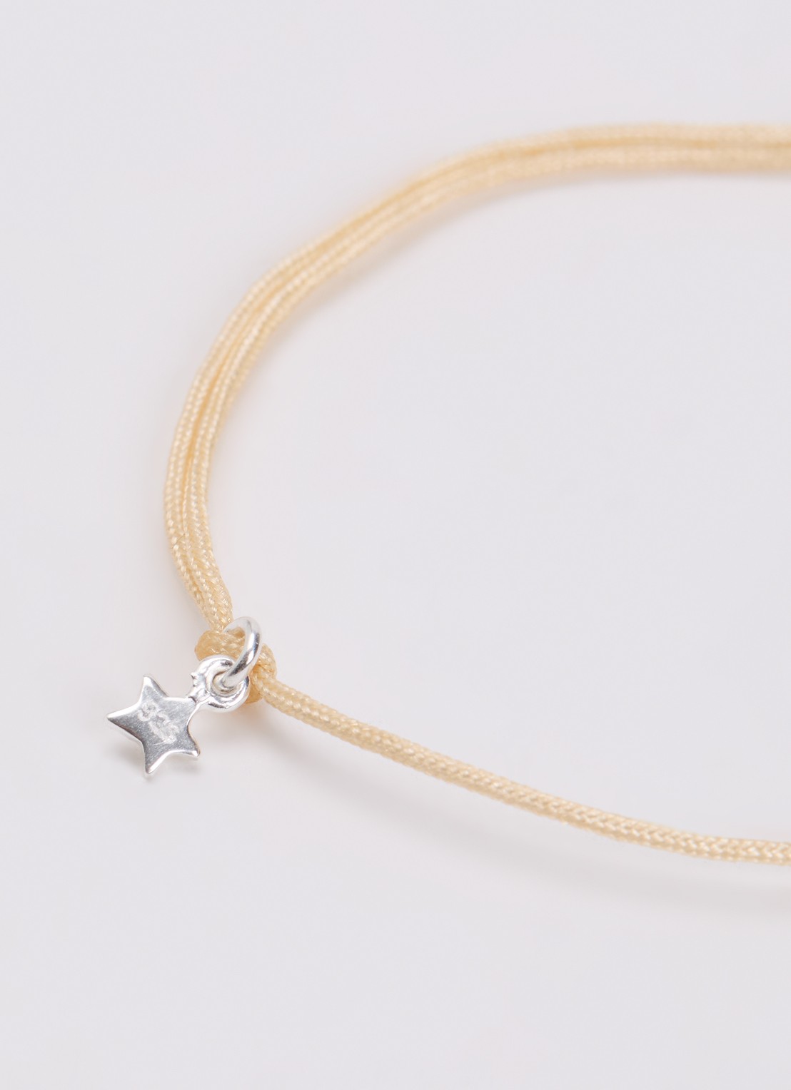 Bibi Camille Mini Butterfly Rope S armband met bedel - detail beige