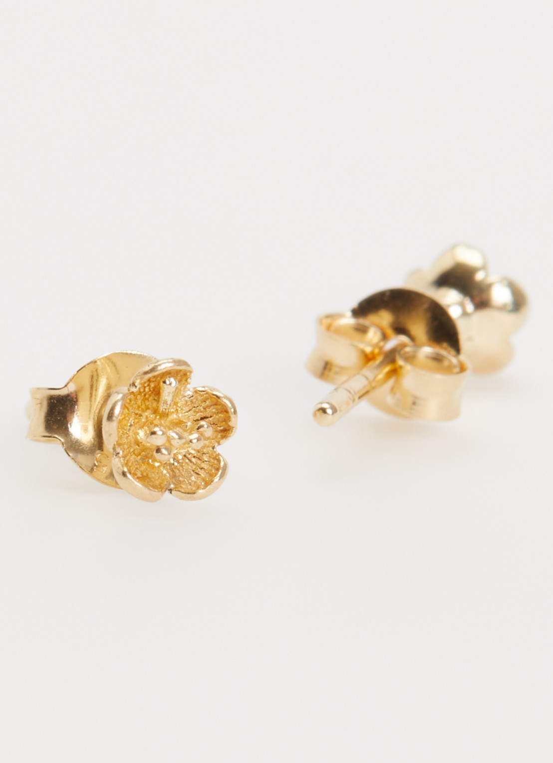 Bibi Camille Mini Flower oorknopjes verguld - detail 2 goud
