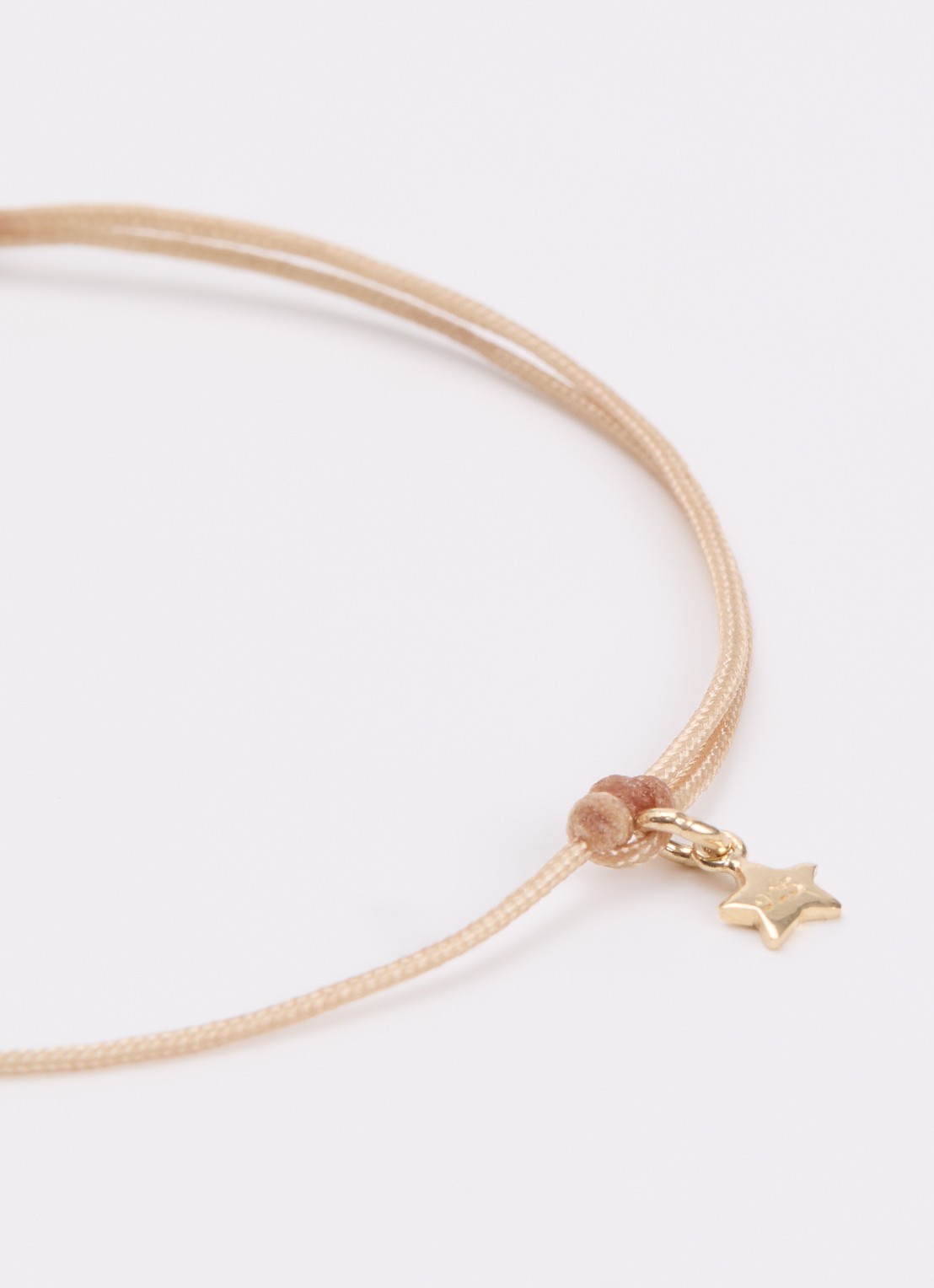 Bibi Camille Mini Smiley armband met bedel - detail beige