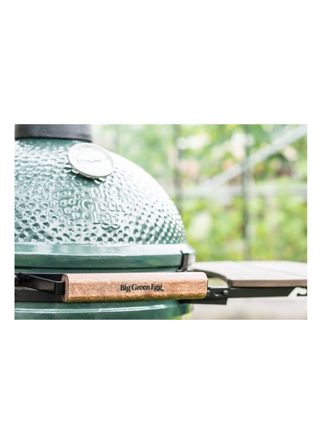 Big Green Egg Medium kamado houtskoolbarbecue met onderstel en accessoires 4-delig - detail groen