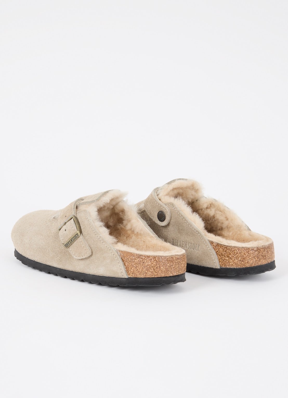 Birkenstock Boston clog van suède met lamswol - achterkant taupe