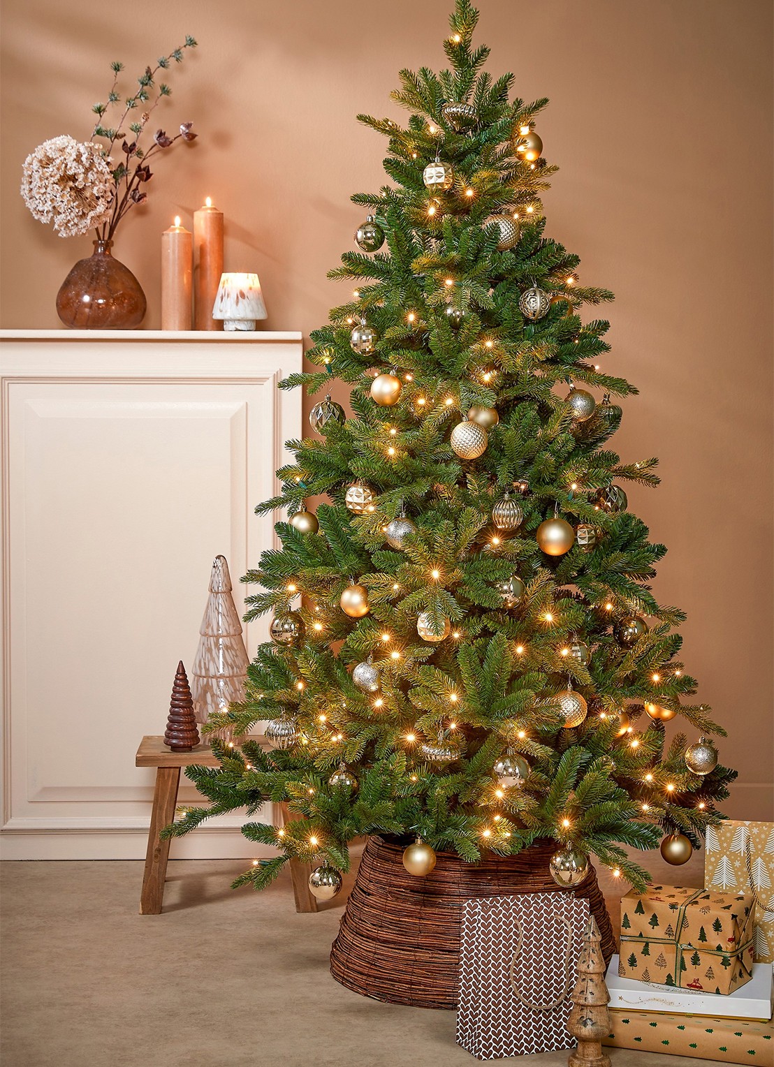 Black box Brampton kunstkerstboom met LED verlichting 215 cm - voorkant 4 donkergroen