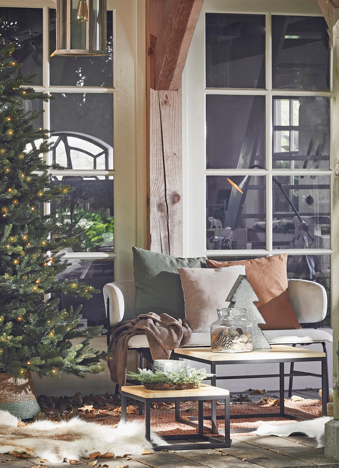 Black box Macallan kunstkerstboom met LED verlichting 215 cm - voorkant 2 donkergroen