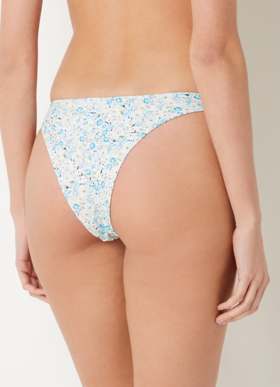 Blackbough Swim Alana brazilian bikinislip met bloemenprint - achterkant 5 lichtblauw