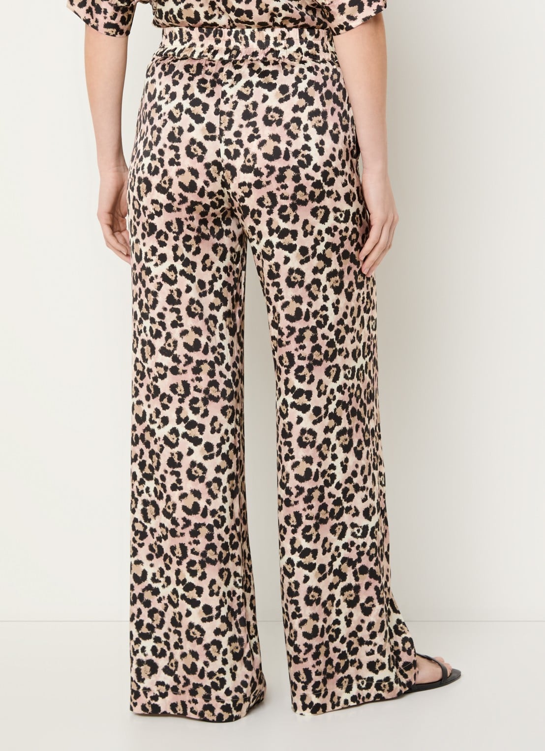 BLLMR Harper high waist loose fit pantalon met panterprint en steekzakken - achterkant 3 lichtbruin