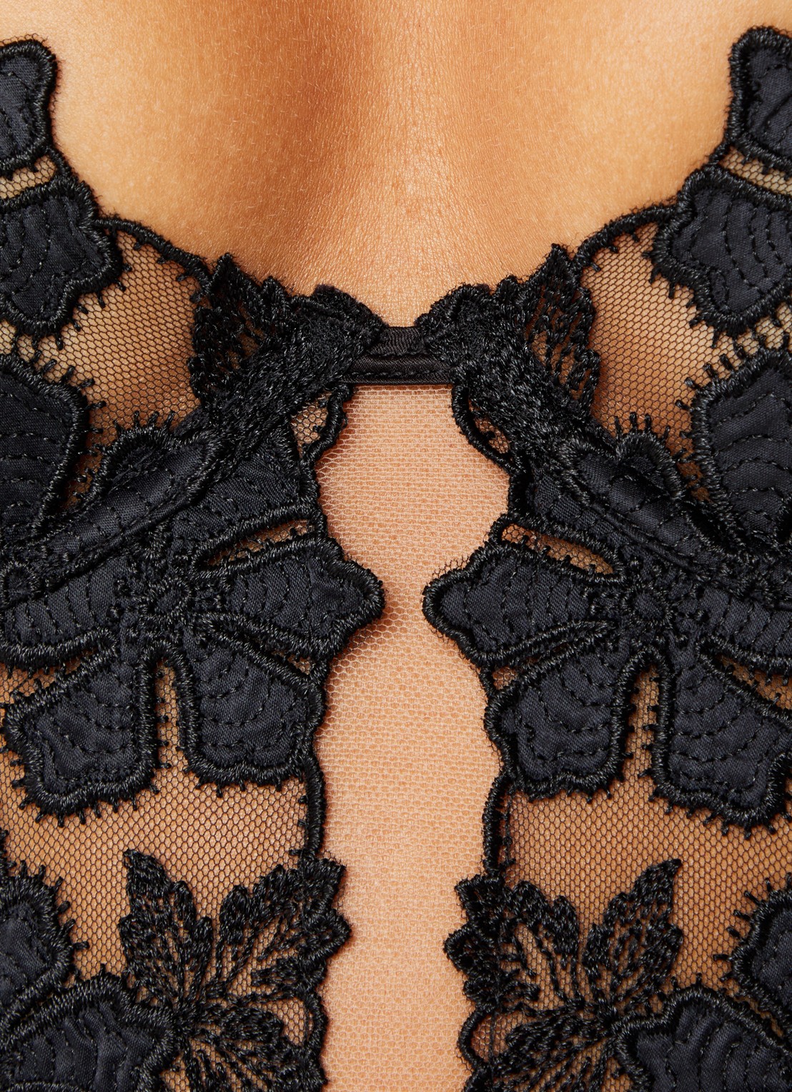 Bluebella Alara string body van mesh met bloemborduring - detail 2 zwart
