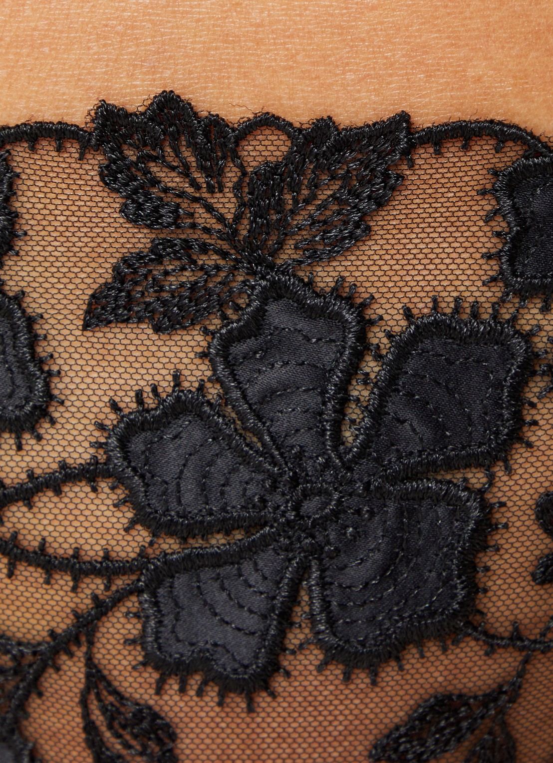 Bluebella Alara string van mesh met bloemborduring - detail 5 zwart