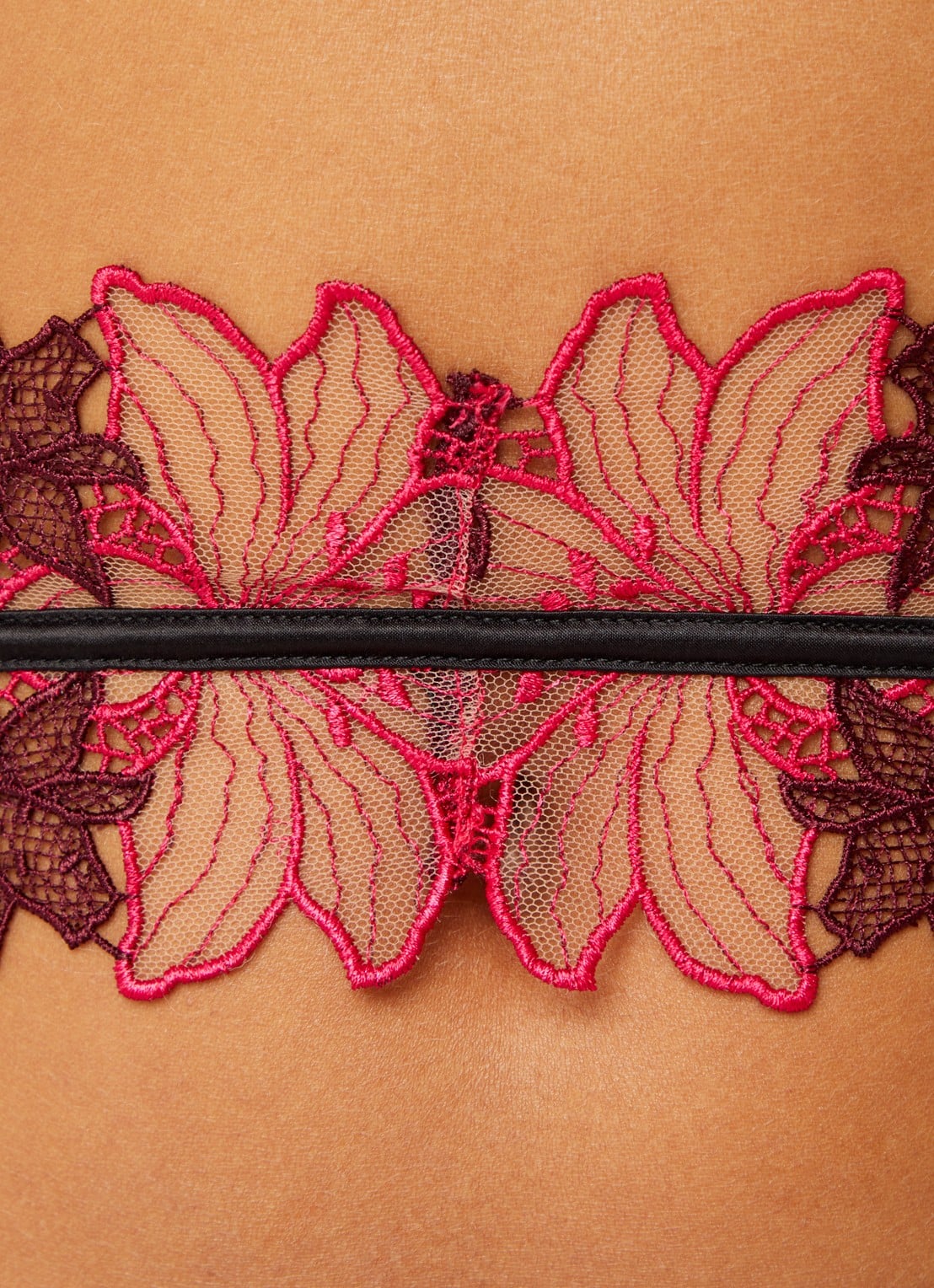 Bluebella Calantha jarretels van mesh met bloemborduring - detail 2 fuchsia