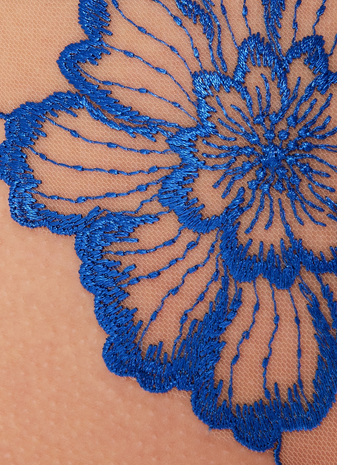 Bluebella Catalina tanga van mesh met bloemborduing - detail 5 blauw